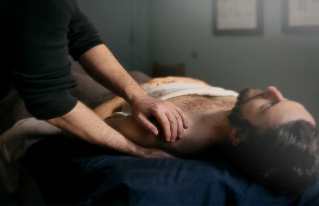 man getting a frozen shoulder massage